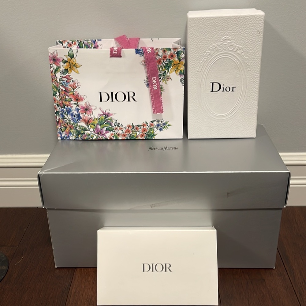 Dior red cosmetics pouch to shoulder bag - Picture 14 of 14